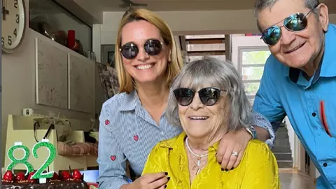 Andreea Esca a surprins-o pe mama sa cu micul-dejun. Ce i-a spus, totuși, doamna Lucia: „Când oi muri!”