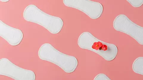 5 Trucuri care te ajută să îți faci menstruația mai ușoară vara asta