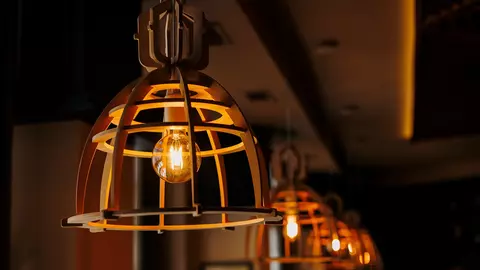 Cum să integrezi lustrele rustice într-un decor modern
