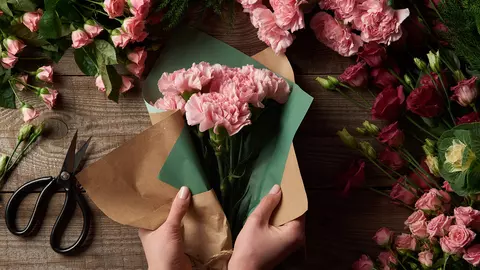 Cum să transmiți un mesaj emoționant prin intermediul unui buchet de flori personalizat