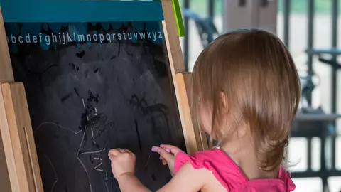 Ce înseamnă dacă copilul tău este ambidextru? Ce spune acest lucru despre el?