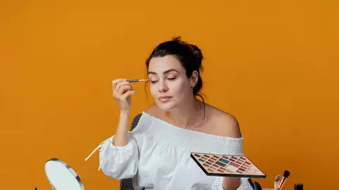 7 produse care nu trebuie să lipsească din trusa de machiaj a unei femei