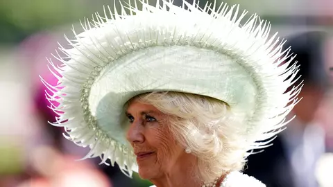 Geanta de aproape 2.000 de euro purtată de Regina Camilla! E de la celebrul brand Bottega Veneta