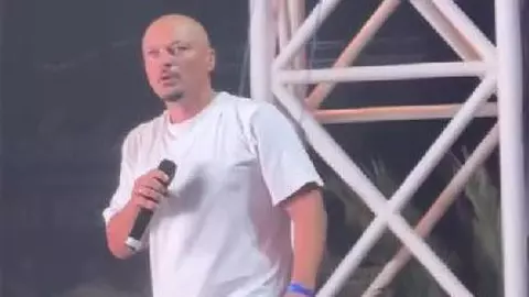 Puya a oprit concertul din Costinești, după ce a văzut comportamentul celor de la pază: „Lasă oamenii în pace”