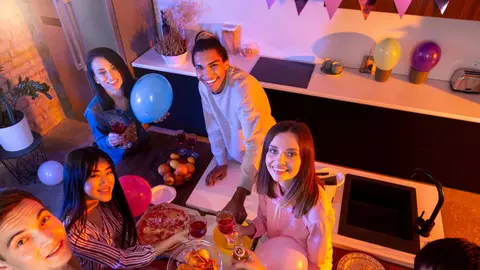 Îți organizezi aniversarea acasă? Descoperă 5 lucruri de care trebuie să te asiguri că nu-ți vor lipsi!