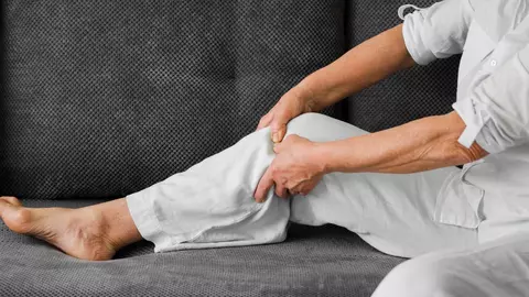 Te confrunți cu senzația de picioare grele? Iată 4 metode simple care îți pot îmbunătăți circulația venoasă
