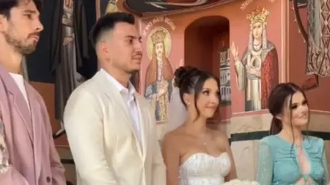 Cum au putut Theo Rose și Anghel Damian să fie nași de cununie în biserică, deși nu sunt căsătoriți. Artista a cerut acceptul