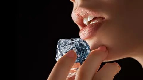 Ce se poate întâmpla cu pielea ta atunci când îți masezi fața cu gheață în fiecare zi?