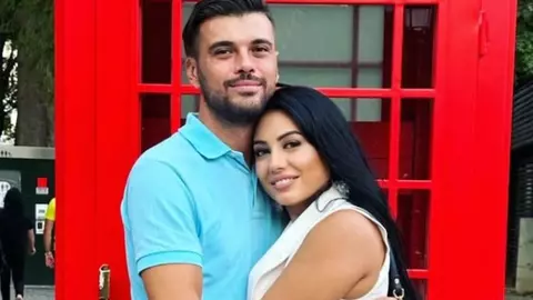Marius Elisei le răspunde celor care l-au acuzat că stă pe banii iubitei: „Nu mă deranjează”