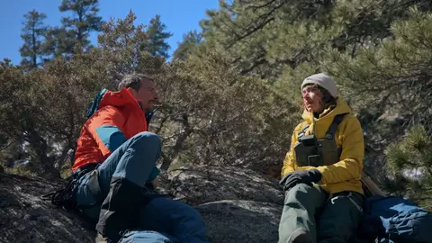O româncă a filmat alături de Bear Grylls. A mâncat măduva din membrele unui elan în putrefacție