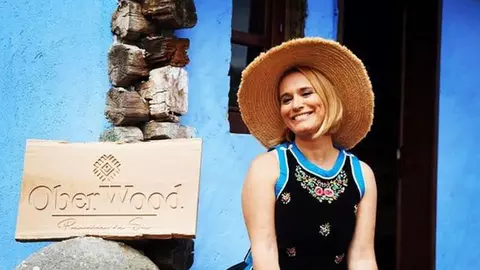 Turiști nemulțumiți după ce s-au cazat în complexul turistic deținut de Andreea Esca: „Frumusețea căsuțelor este umbrită de mizeria din ele, păr peste tot, praf, baie necurățată”