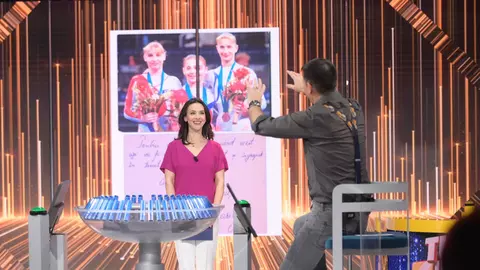 Când începe emisiunea „Tu urmezi!”, prezentată de Dan Negru la Kanal D. Andreea Răducan își face apariția pe platoul show-ului