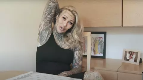 O femeie a fost numită „mamă rea" din cauza numărului de tatuaje pe care le are. Răspunsul ei s-a viralizat