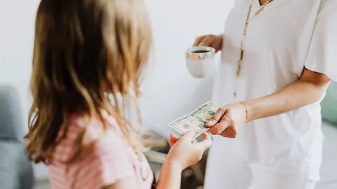 7 motive pentru care înscrierea la un curs de educație finanicară pentru copii este importantă