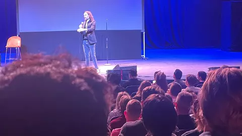 Russell Brand, victimele care îl acuză de agresiune sexuală fac dezvăluiri neașteptate: „Pur și simplu mă sufoca”