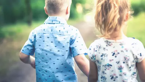 O fetiță a crezut că eticheta unui tricou a iritat-o. Mama a descoperit cauza reală, iar medicii au rămas șocați
