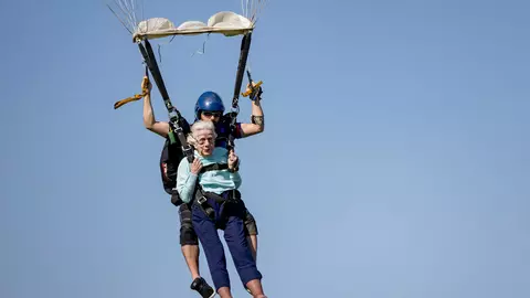 O femeie a stabilit recordul mondial ca fiind cea mai bătrână persoană care a sărit cu parașuta