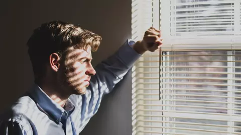 Sondaj eJobs: 7 din 10 români trec printr-o perioadă dificilă din punct de vedere emoțional. Problemele financiare și cele legate de job îi apasă cel mai mult