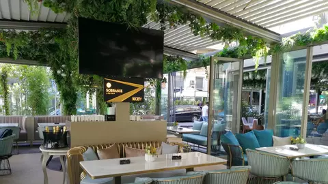 Spotul unde se îmbină glamourul și gastronomia: Loka Lounge