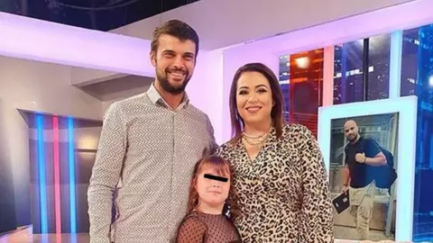 Oana Roman a ajuns la psiholog cu fiica Isabela. Ce îi reproșează lui Marius Elisei: „Nu a plătit niciodată pensia alimentară, deși este 500 de lei”