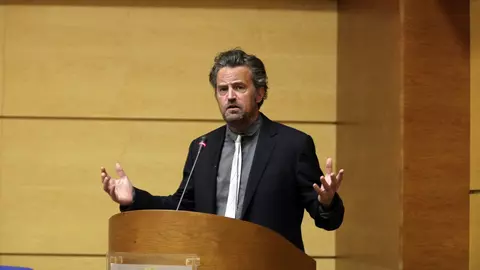 Cum a păcălit Matthew Perry moartea de mai multe ori de-a lungul anilor?
