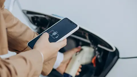 Investiții Inteligente: Cele 5 Accesorii de bază pentru proprietarii de Mașini Electrice