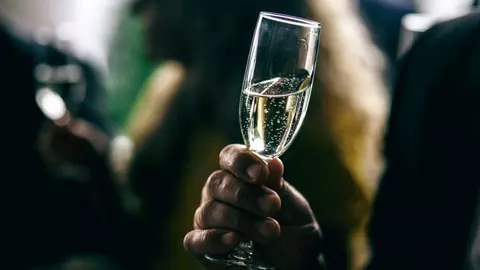 Care este riscul ciudat pe care îl prezintă șampania sau vinul spumant în perioada sărbătorilor