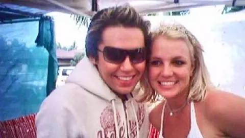 Un bărbat a cheltuit o avere pentru a arăta la fel ca Britney Spears. Și-a făcut mai multe operații estetice