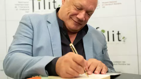 Exclusiv AVANTAJE, Eric Emmanuel Schmitt: "Dacă stai lipit de actualitate și de știrile momentului simți că nu mai scoți capul la suprafață"