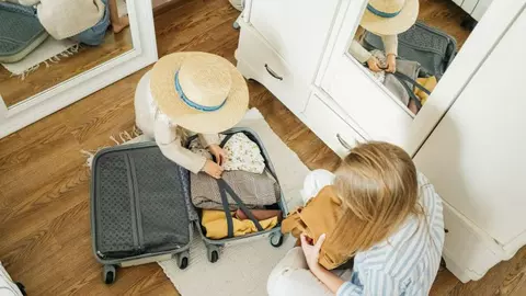 Pleci în străinătate în perioada următoare? Top 4 obiecte pe care să le iei cu tine în concediu