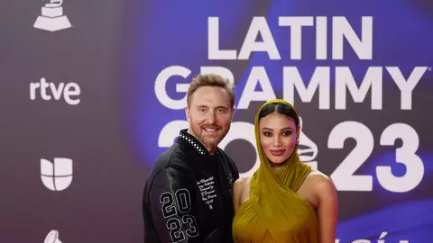 Pentru a patra oară DJ-ul numărul 1 al lumii, pentru a treia oară tată. David Guetta și Jessica Ledon au anunțat, în cadrul galei Latin Grammy, că vor deveni părinți
