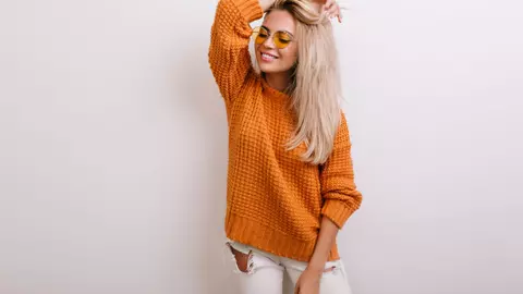 Vrei să transformi o ținută simplă formată dintr-o pereche de pantaloni și un pulover în una spectaculoasă? Iată 3 sfaturi utile!