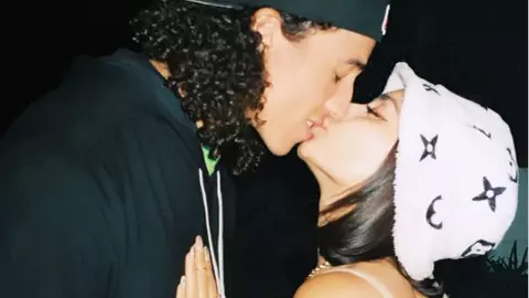 Vanessa Hudgens și Cole Tucker s-au căsătorit în mare secret după trei ani de relație. El este mai mic cu opt ani