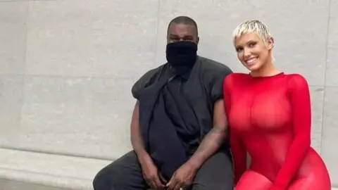 Soția lui Kanye West, Bianca Censori, ținută transparentă la Art Basel Miami