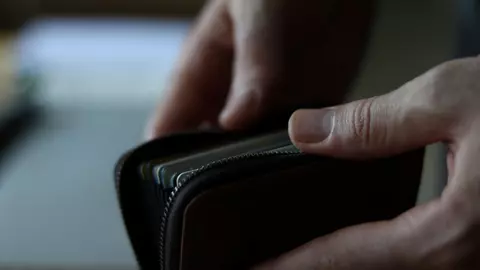 Review & Trends 2024 – Cu o medie netă de 5.000 de lei pe lună, angajații din Capitală au cele mai mari salarii din România, în timp ce în Caraș-Severin sunt cele mai mici. Cel mai bine plătiți, în 2023, au fost IT-știi, iar cele mai mici salarii s-au înregistrat în sectorul de beauty