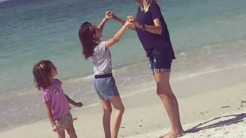 Ce mari au crescut și ce frumoase sunt fiicele lui Catrinel Sandu