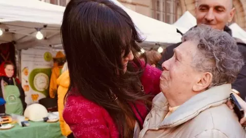 Dana Budeanu, conversație uluitoare cu o pensionară la un târg din București: „Asta e România mea”