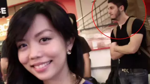 Tânăra din imagine și-a făcut poza în 2012, dar abia acum și-a dat seama cine era bărbatul din spatele ei: „Încă tremur când mă uit la asta”