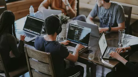 Sondaj eJobs: 81% dintre angajatori au în plan extinderea echipei, în 2024. Specialiștii și candidații entry level vor fi cei mai căutați anul acesta. Aproape jumătate dintre angajatori au bugetat creșteri salariale