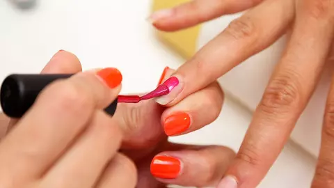 Unghiile cu gel – merită să alegi acest tip de manichiură?
