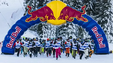 100 de schiori și snowboarderi s-au întrecut în weekend în cea mai trăsnită competiție de pe pârtie, Red Bull Homerun