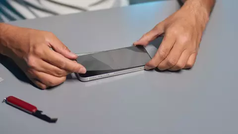 Folia pentru telefon: de câte tipuri este și cum o alegi pe cea potrivită?