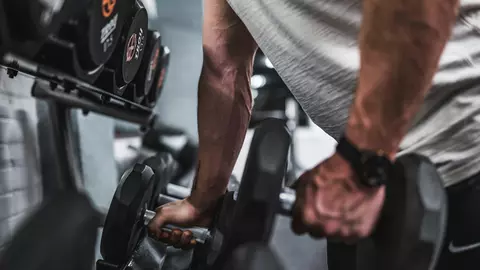 Nutriţia sportivă: cum să îţi îmbunătăţeşti performanţa la sala de forţă