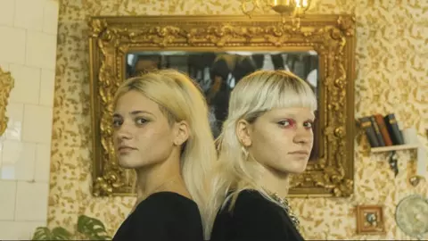 Gemene despărțite la naștere s-au reunit după 19 ani, datorită unui clip pe TikTok