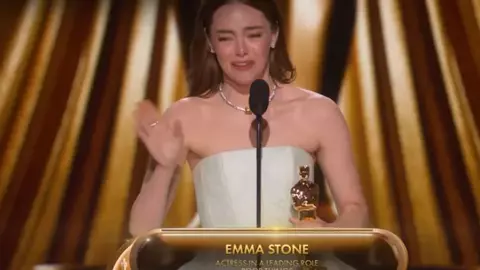 Emma Stone, moment stânjenitor pe scenă la Premiile Oscar 2024. I s-a rupt rochia în timp ce primea trofeul pentru „cea mai bună actriță”