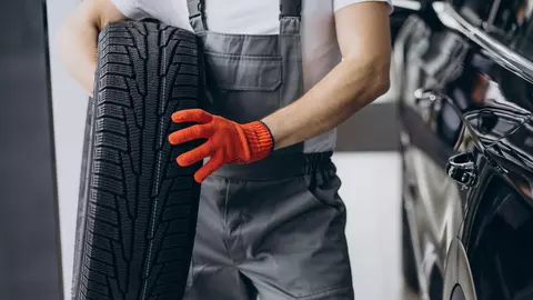 Schimbarea cauciucurilor: DIY sau la service? Avantaje și dezavantaje