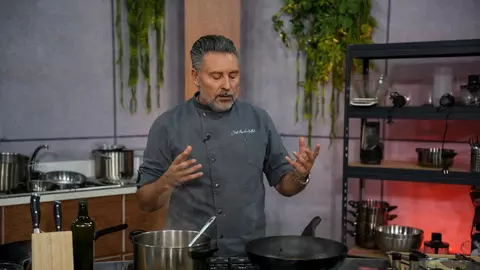 Povestea lui Alexandru Sautner de la „Chefi la cuțite”. Acum are mare succes, însă și-a început cariera în bucătărie, spălând vase