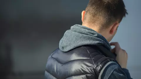 Elev de clasa a VIII-a s-a urcat pe pervazul geamului apoi și-a lovit diriginta cu pumnii și picioarele