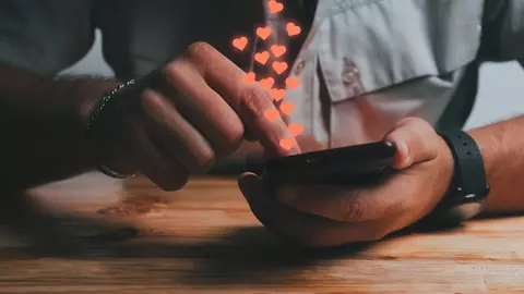 Ai auzit de FOMO? Iată ce înseamnă și cum te afectează