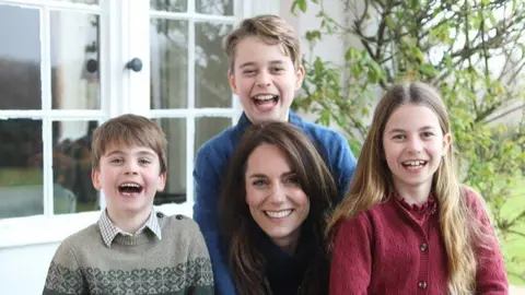 Kate Middleton a cerut scuze și a recunoscut că poza de familie, în care apare alături de cei 3 copii, a fost editată: „La fel ca mulţi fotografi amatori...”